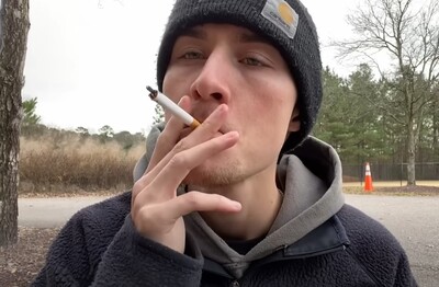 Лечение зависимости от табакокурения в Аркадаке Мужчина с сигаретой делает затяжку