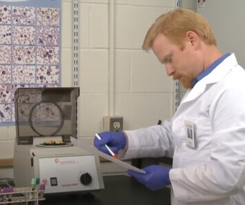 Клиника лечения наркозависимости в Аркадаке Врач в кабинете клиники