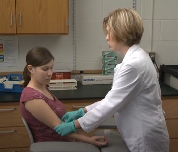 Лечение зависимости от аптечных препаратов в Аркадаке Врач делает инъекцию пациентке