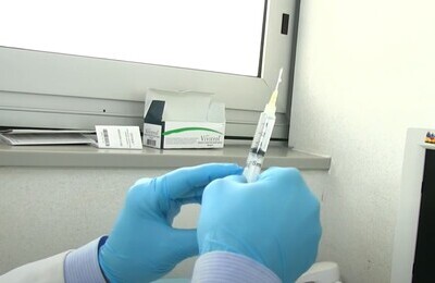 Проведение кодирования Вивитролом в Аркадаке Шприц с Вивитролом в руках у врача